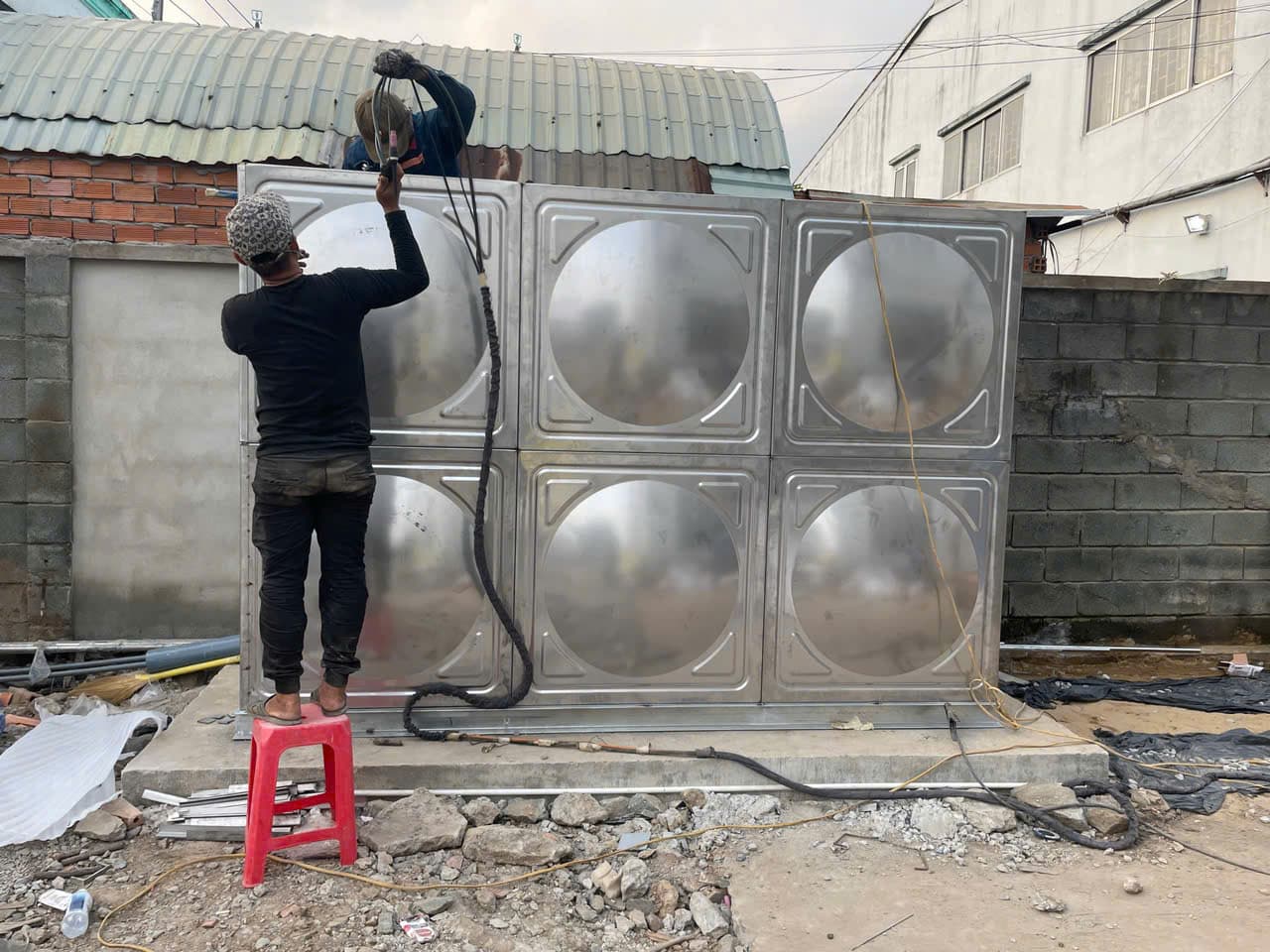 Bồn lắp ghép inox hoàn chỉnh được lắp đặt tại công trình xây dựng dân dụng