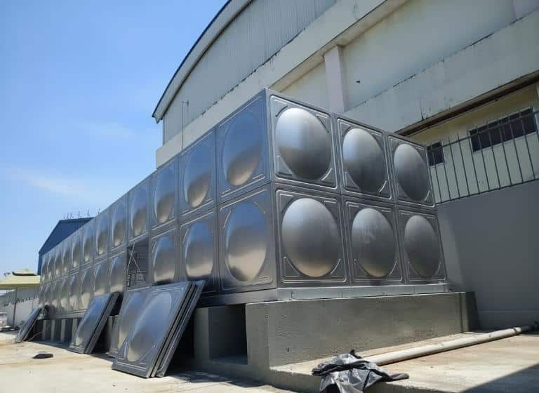 Lắp ghép tấm panel inox và hàn thanh giằng